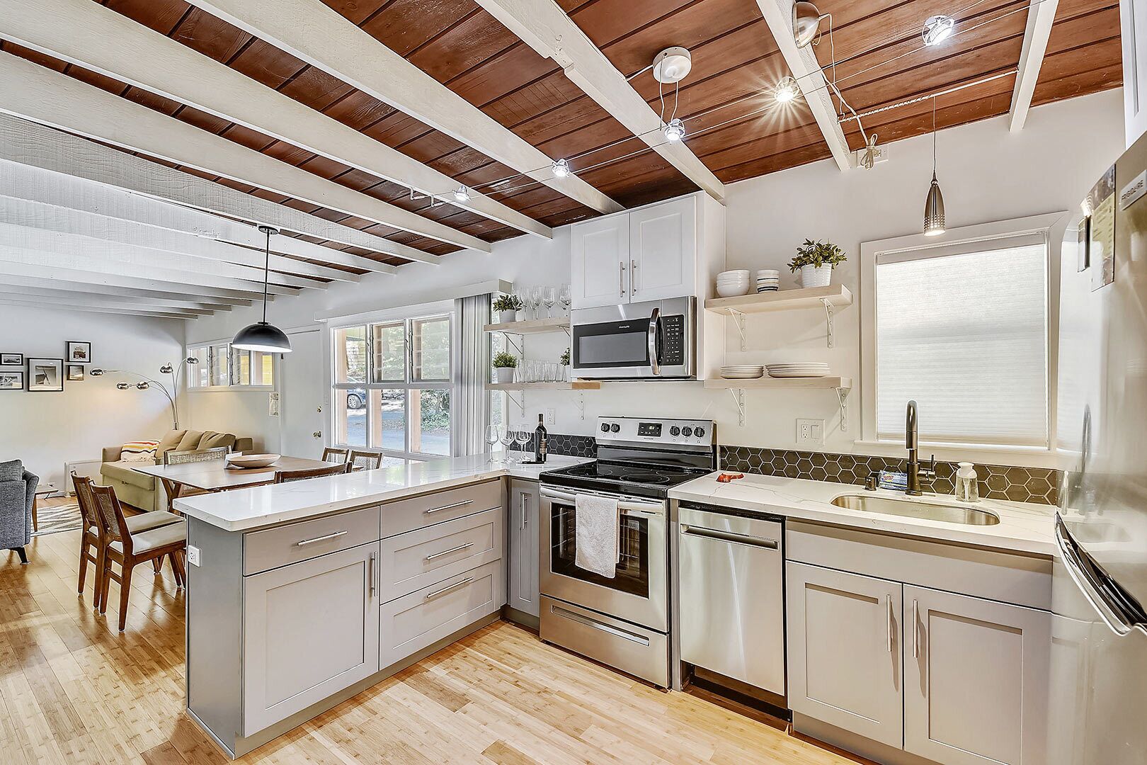 Kühlschrank, Mikrowelle, Herdplatte, Geschirrspüler