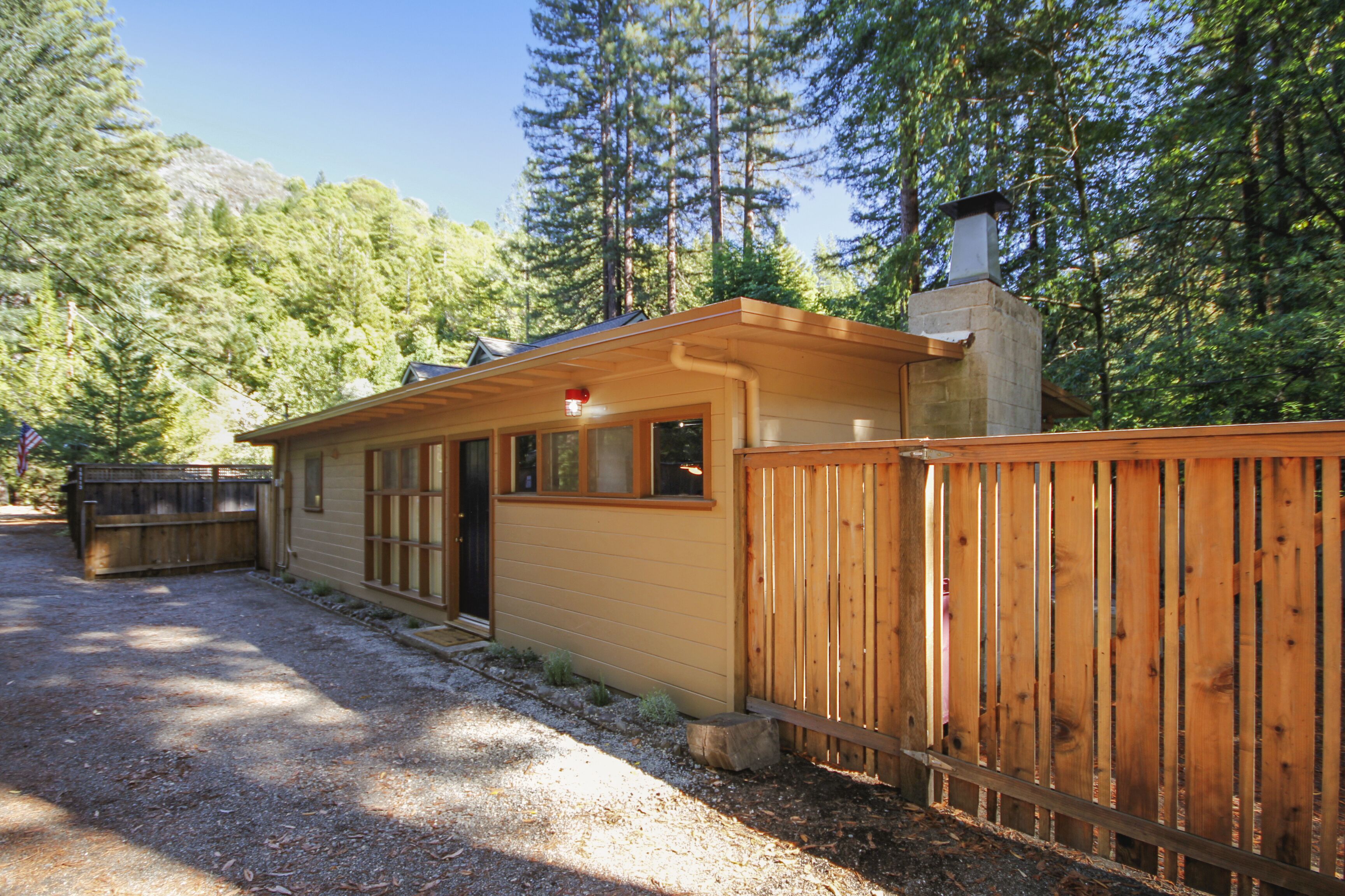 Old Caz Cottage ~ Stylish Mid-Century Décor Nestled Amongst the Redwoods.