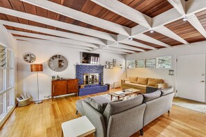 Smart-TV, Kamin, DVD-Player, Stereoanlage