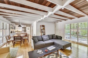 Smart-TV, Kamin, DVD-Player, Stereoanlage