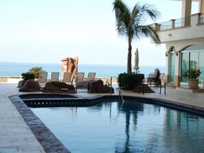 Hồ bơi ngoài trời, ghế dài tắm nắng