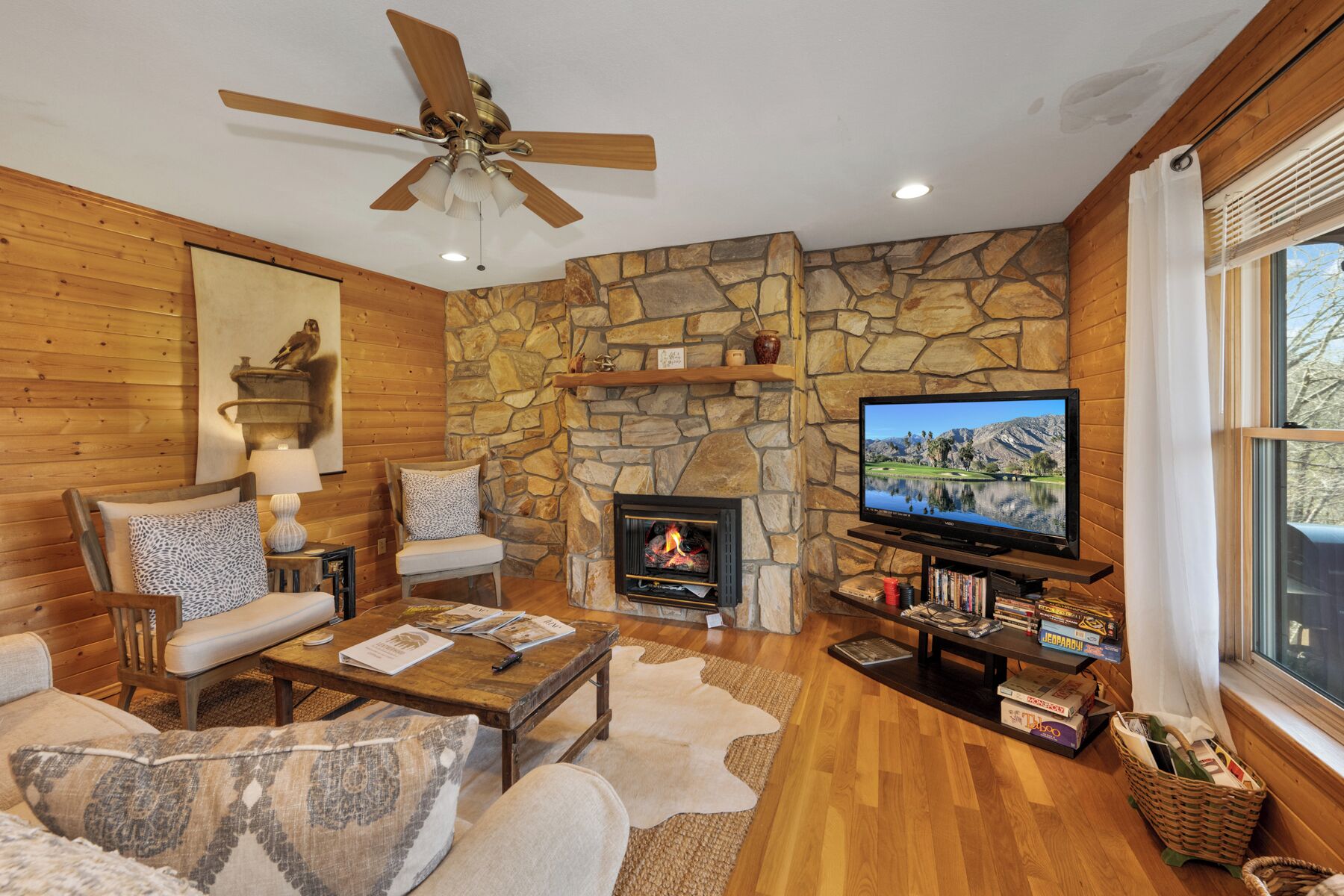 Cliffside Romantic Mountain Getaway - Hot Tub, Fireplace, Pet