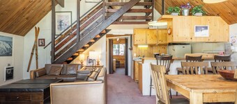 Chalet #15, Charming Ski in/ Ski Out Steps to the