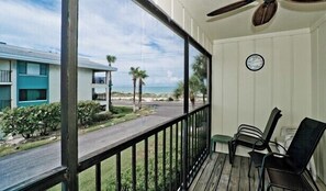 Property grounds - Gulf Watch 104 - Condo 2 Bedroom / 2 Bath Gulf to Bay access, maximum occupancy of 6 people. (Bradenton Beach)