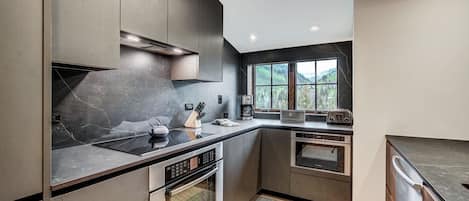 Een magnetron, een oven, een vaatwasser