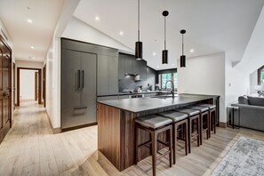 Mikrobølgeovn, ovn, oppvaskmaskin og kaffetrakter/tekoker