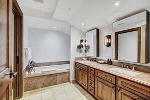 Dusj, hårføner og oppvarmet badegulv