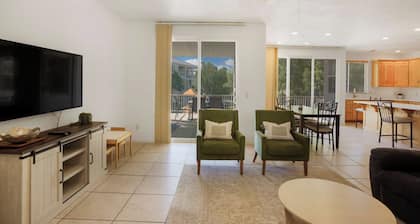 Las Palmas Resort #1707 | All-Inclusive Amenities