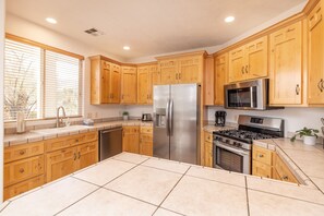 Fridge, microwave, stovetop, dishwasher