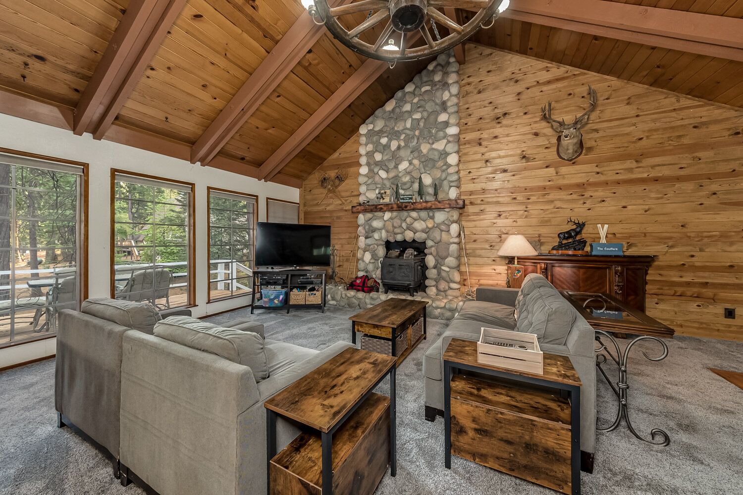 Walk to Fly-In-Lake W/Bunk House + Pool Table