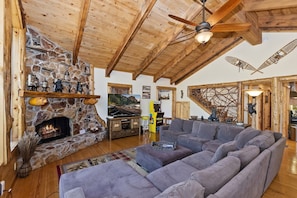 TV, fireplace, video games, DVD player - Luxury Log Style Home in High Timber Ranch Estates! 1 Block from National Forest! (Big Bear City)