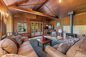 TV, DVD player, stereo - Unwind on the River, Views, Beaches, Dog Friendly (Forestville)