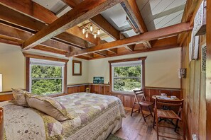 3 bedrooms, iron/ironing board, WiFi, bed sheets - Unwind on the River, Views, Beaches, Dog Friendly (Forestville)