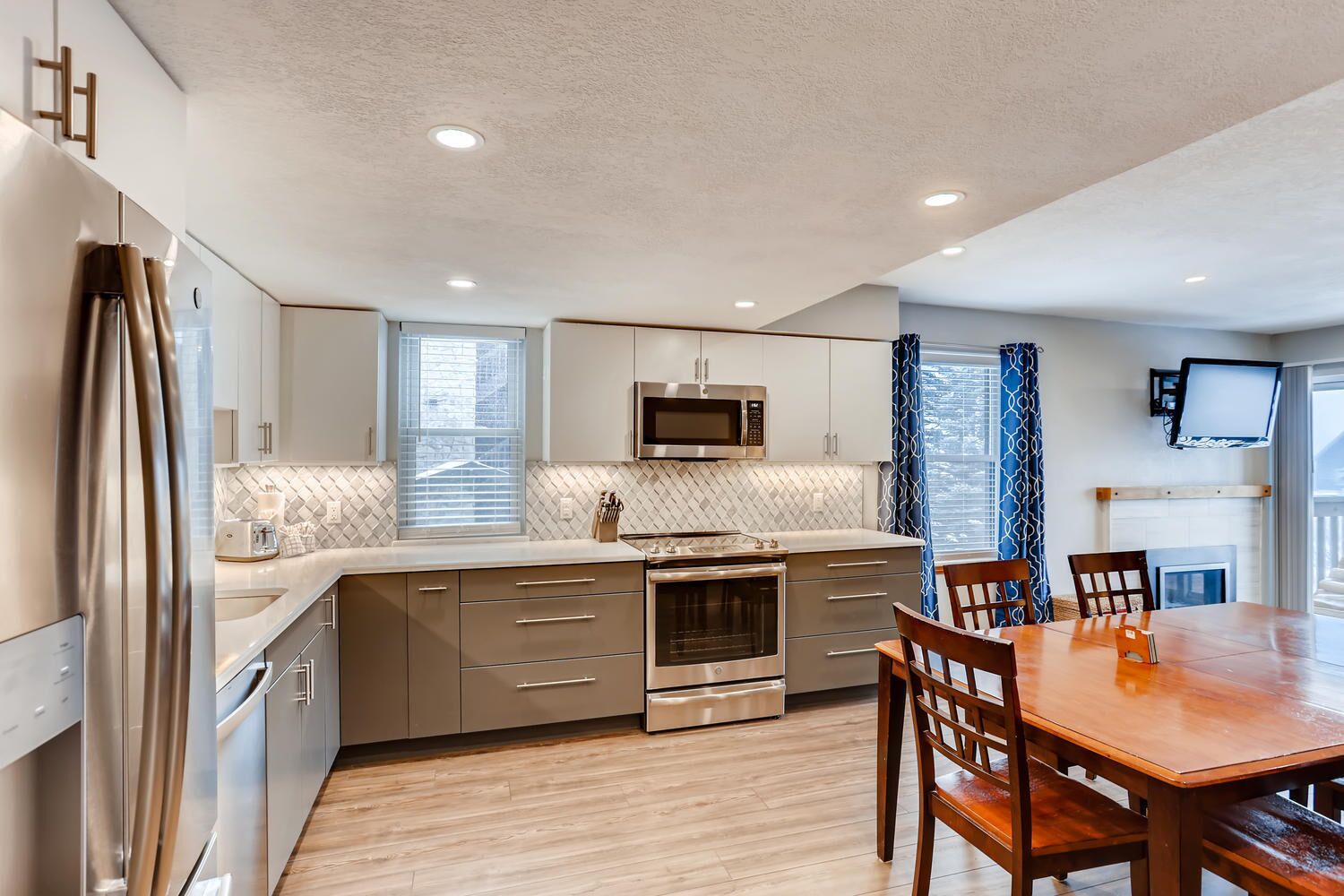 Réfrigérateur, micro-ondes, four, plaque de cuisson