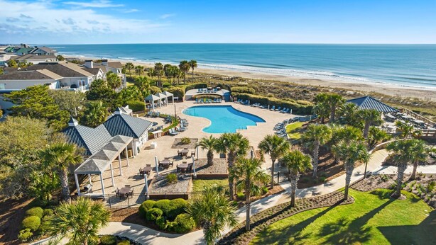 Un resort con una grande piscina, accesso diretto alla spiaggia e diverse aree ristorazione.