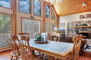 Dining - Winter Rates✰Hot Tub✰Bonfire Pit✰Game Room✰4 bdrms✰Huge Outdoor Space (Townsend)