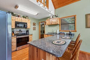 Een koelkast, een magnetron, een oven, een kookplaat