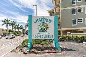 Skilt for The Chateau lejligheder på 19440 Gulf Blvd.