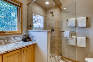 Hair dryer, towels - Frisco Cedar Cabin. Private 4 bedroom home in Frisco.  Sleeps 10, private hot tub, private garage, WIFI. (Frisco)