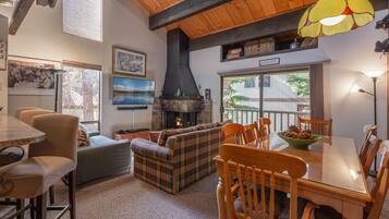 Smart TV, chimenea, reproductor de DVD y tenis de mesa