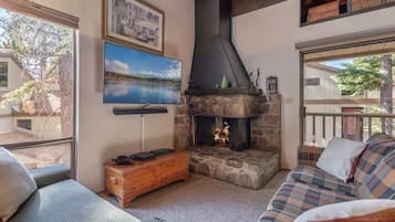 Smart TV, caminetto, studio