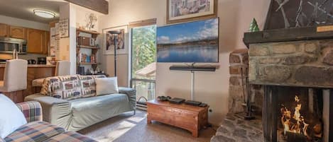 TV connectée, cheminée, lecteur de DVD, table de tennis de table