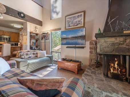 Smart TV, fireplace, offices. Fantastic Family Friendly Townhome Close to NorthStar Ski Resort