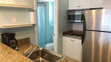 Refrigerador, microondas, horno y cafetera y tetera