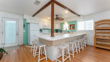 Kühlschrank, Mikrowelle, Herdplatte, Geschirrspüler