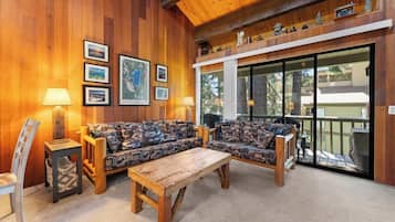 Smart-TV, peis, DVD-spiller og bøker