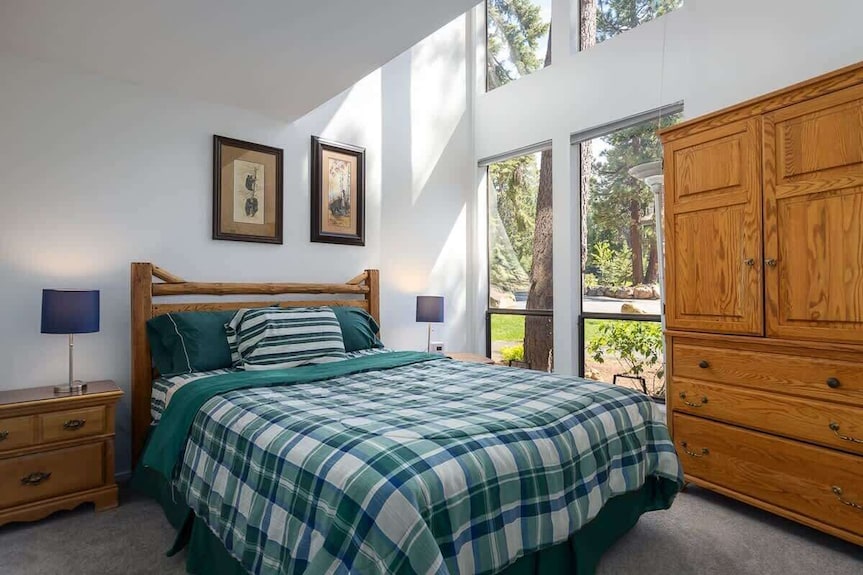 Community Pool & Tennis, Fireplace, 2 Decks, Just 1 Mile From The Beach - Truckee, CA