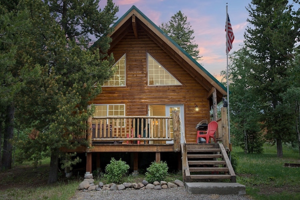 Trappers Chalet ~ hot tub and space to enjoy on the deck