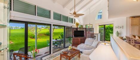 TV connectée, lecteur de DVD, livres, chaîne hi-fi