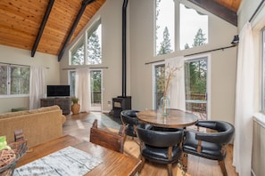 Télévision, cheminée, lecteur de DVD, baby-foot