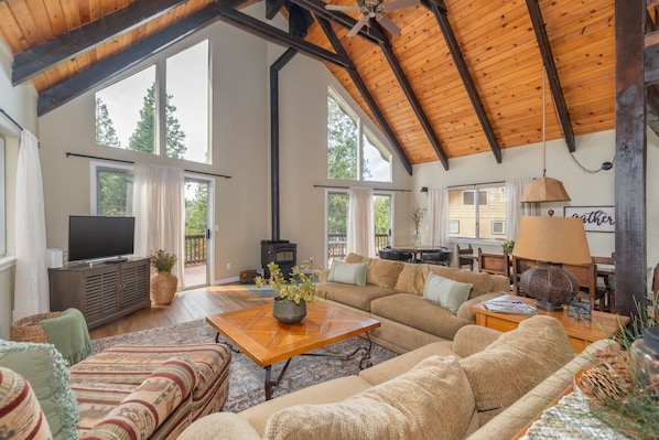 Télévision, cheminée, lecteur de DVD, baby-foot