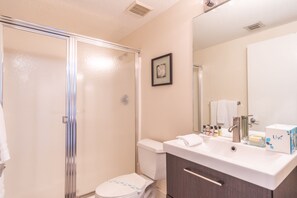 Ensemble douche/baignoire, baignoire à jets, sèche-cheveux, bidet