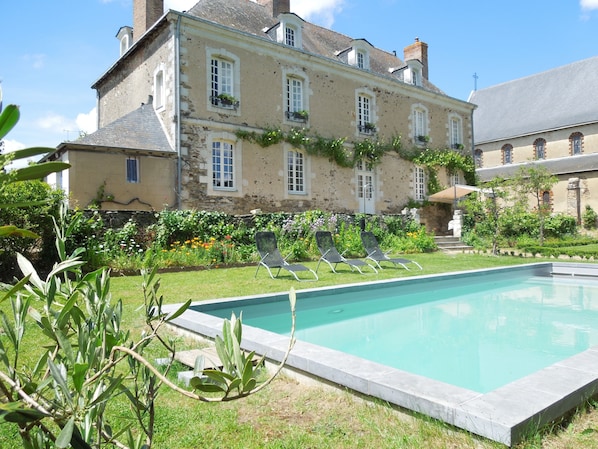 Outdoor pool, open 10 AM to 8 PM, pool loungers