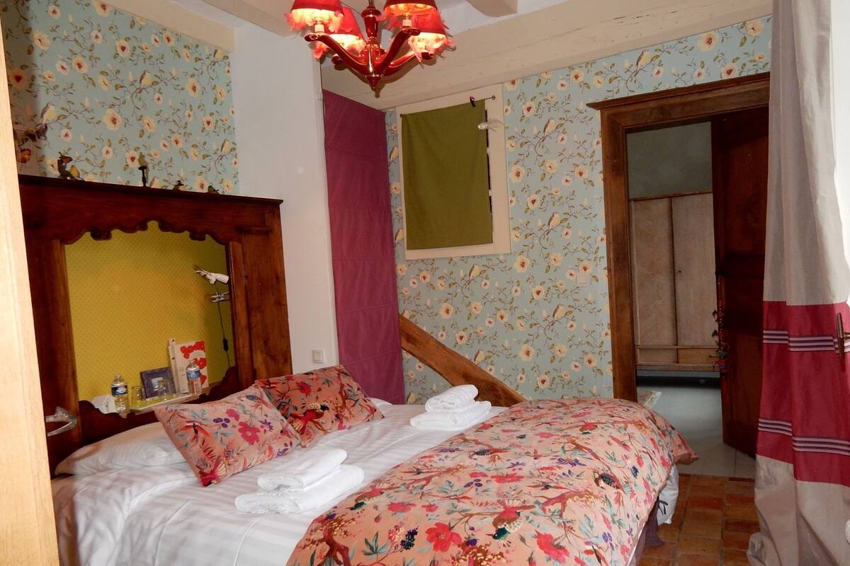 Premium bedding, in-room safe, individually decorated