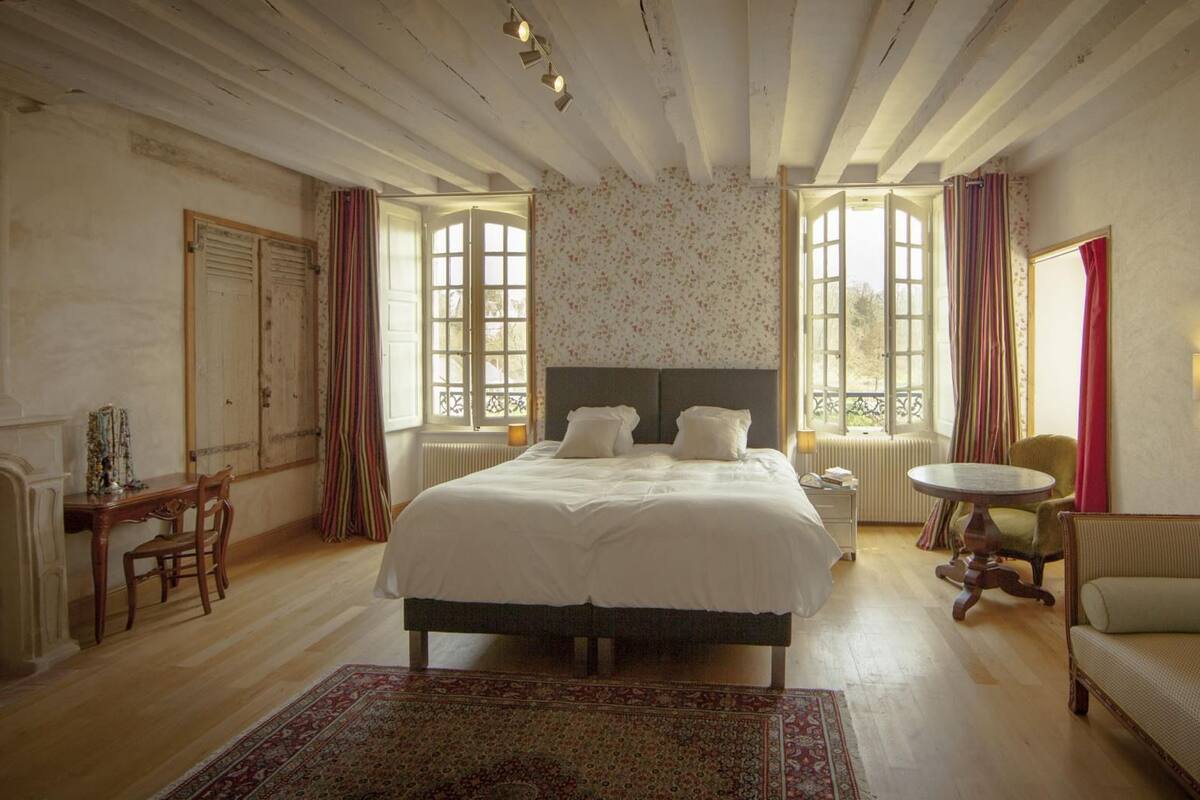 Premium bedding, in-room safe, individually decorated
