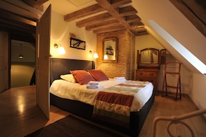 Premium bedding, in-room safe, individually decorated