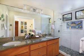 Douche, sèche-cheveux, serviettes fournies, savon