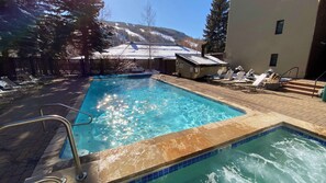 حمّام سباحة مُدفَّأ