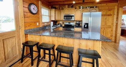 Spacieux Riverfront Cabin w / HotTub, Animaux acceptés, Firepit, Table de ping-pong, Stone Frpl