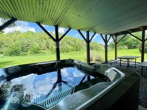 Outdoor spa tub