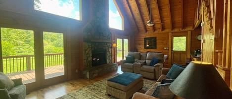 Smart-TV, Kamin, Tischtennisplatte