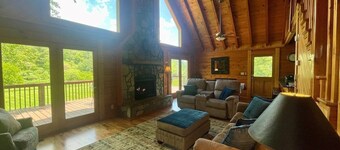 Rushing Waters - Riverfront, Hot Tub, Dog Friendly, Ping Pong Table, Gas Fireplace, WIFI