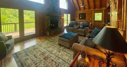 Rushing Waters - Riverfront, Hot Tub, Dog Friendly, Ping Pong Table, Gas Fireplace, WIFI