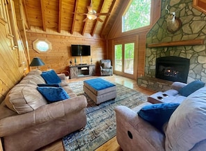 Smart TV, fireplace, ping pong - Rushing Waters - Riverfront, Hot Tub, Dog Friendly, Ping Pong Table, Gas Fireplace, WIFI (Jefferson)