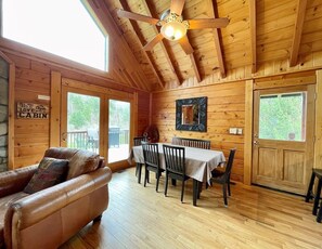 Smart-TV, Kamin, Tischtennisplatte