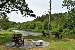 Property grounds - Rushing Waters - Riverfront, Hot Tub, Dog Friendly, Ping Pong Table, Gas Fireplace, WIFI (Jefferson)